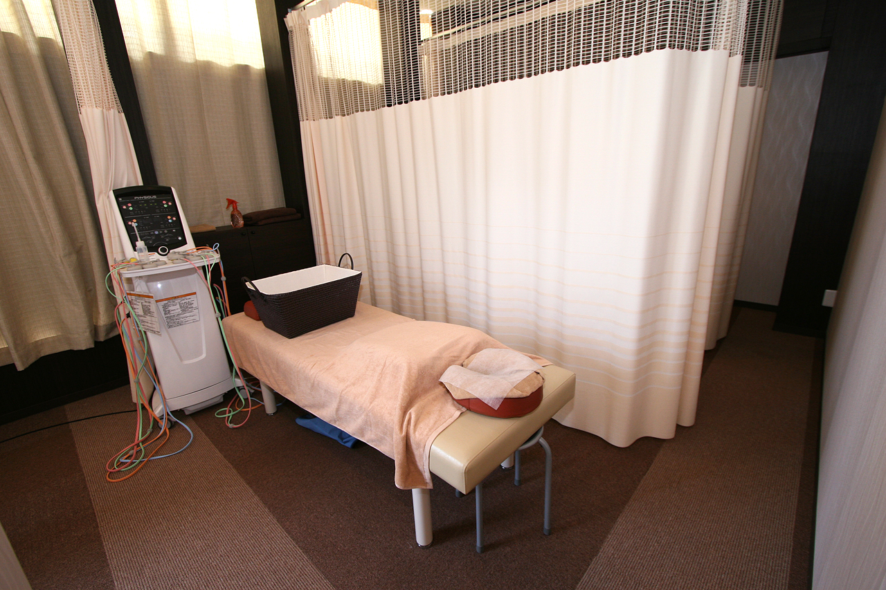 特に女性の患者様のために設けられたカーテン仕切り治療室